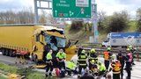Vážná nehoda uzavřela Pražský okruh: Srazily se dva kamiony, zaklíněného řidiče museli vyprostit