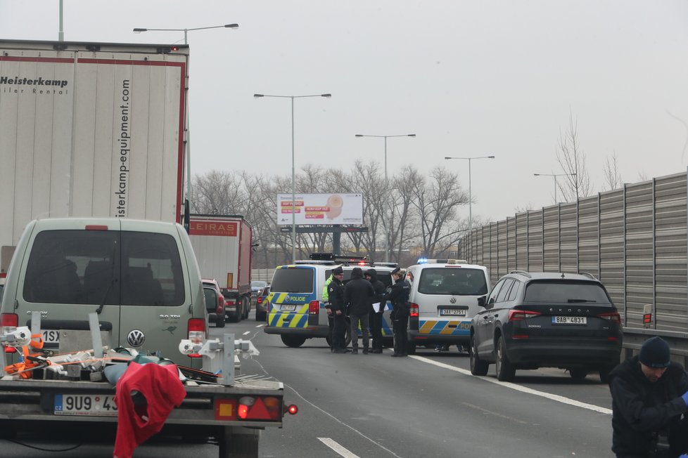 Policie na Pražském okruhu zastavovala řidiče s kradeným vozidlem. Uskutečnila zátaras, když ten nepomohl, padly výstřely. (4. březen 2023)