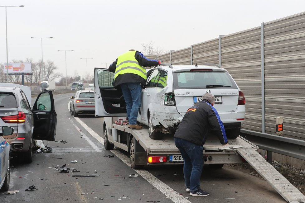 Policie na Pražském okruhu zastavovala řidiče s kradeným vozidlem. Uskutečnila zátaras, když ten nepomohl, padly výstřely. (4. březen 2023)