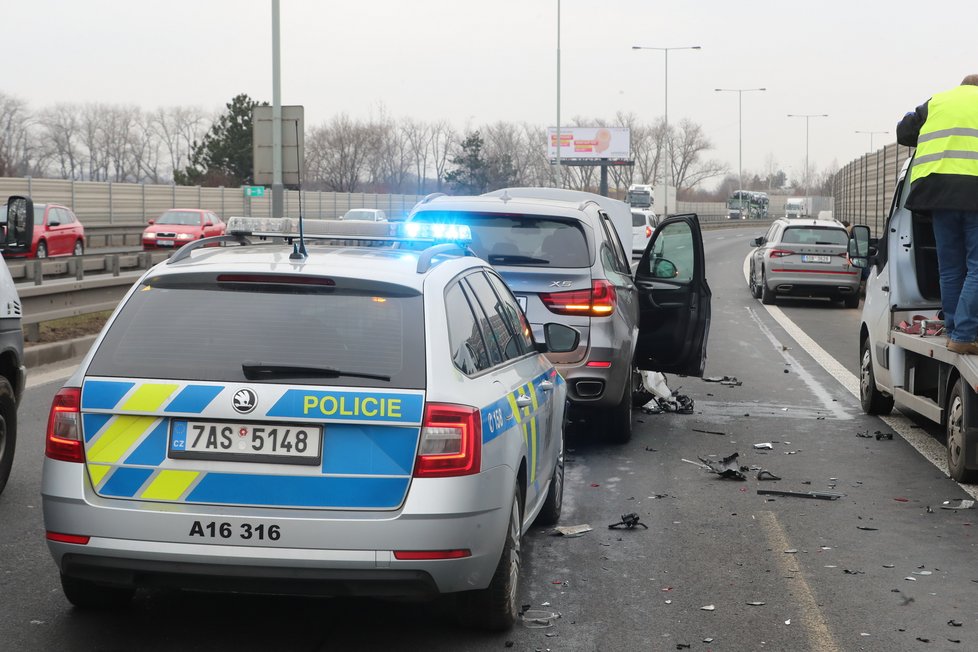 Policie na Pražském okruhu zastavovala řidiče s kradeným vozidlem. Uskutečnila zátaras, když ten nepomohl, padly výstřely. (4. březen 2023)