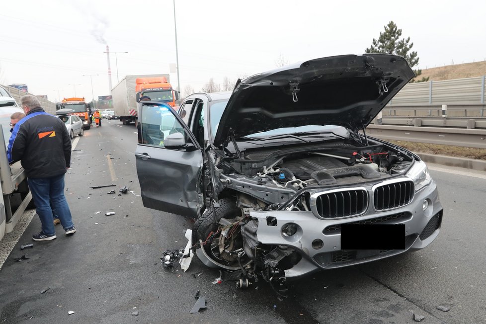 Policie na Pražském okruhu zastavovala řidiče s kradeným vozidlem. Uskutečnila zátaras, když ten nepomohl, padly výstřely. (4. březen 2023)