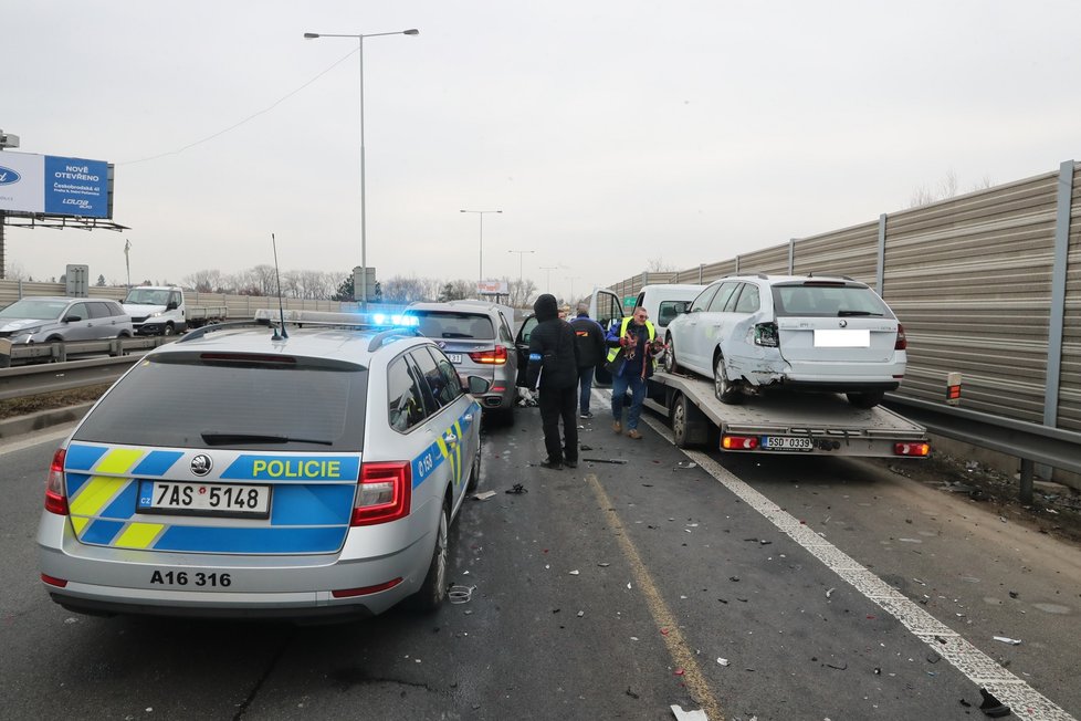 Policie na Pražském okruhu zastavovala řidiče s kradeným vozidlem. Uskutečnila zátaras, když ten nepomohl, padly výstřely. (4. březen 2023)