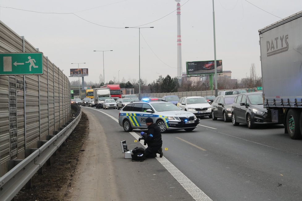 Policie na Pražském okruhu zastavovala řidiče s kradeným vozidlem. Uskutečnila zátaras, když ten nepomohl, padly výstřely. (4. březen 2023)