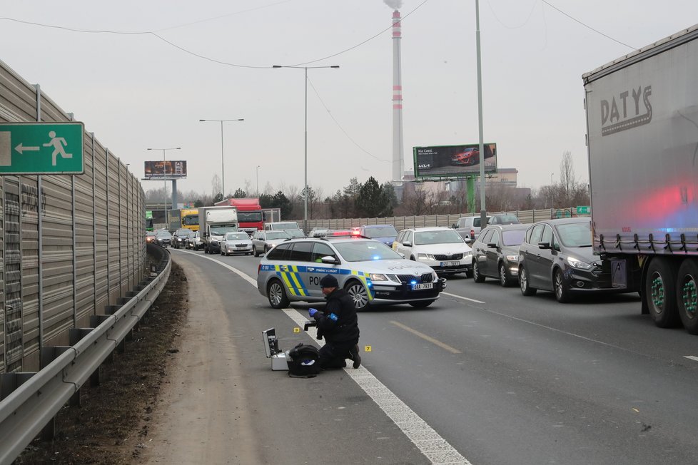 Policie na Pražském okruhu zastavovala řidiče s kradeným vozidlem. Uskutečnila zátaras, když ten nepomohl, padly výstřely. (4. březen 2023)