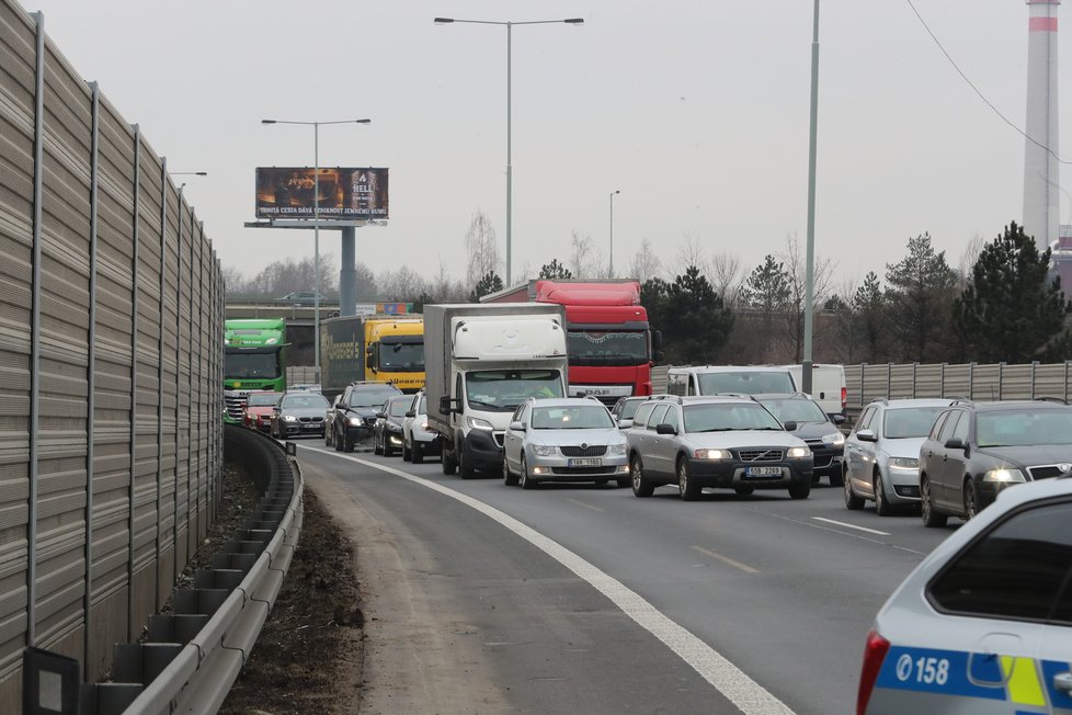 Policie na Pražském okruhu zastavovala řidiče s kradeným vozidlem. Uskutečnila zátaras, když ten nepomohl, padly výstřely. (4. březen 2023)