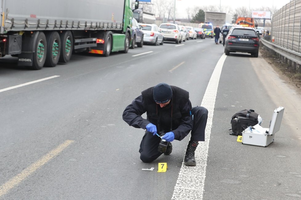 Policie na Pražském okruhu zastavovala řidiče s kradeným vozidlem. Uskutečnila zátaras, když ten nepomohl, padly výstřely. (4. březen 2023)