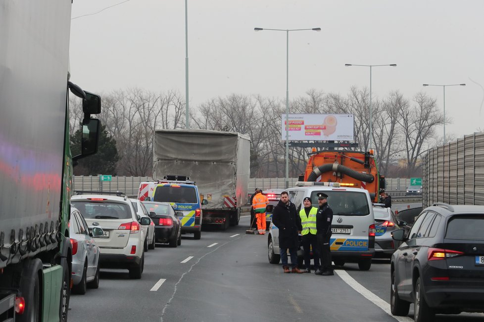 Policie na Pražském okruhu zastavovala řidiče s kradeným vozidlem. Uskutečnila zátaras, když ten nepomohl, padly výstřely. (4. březen 2023)