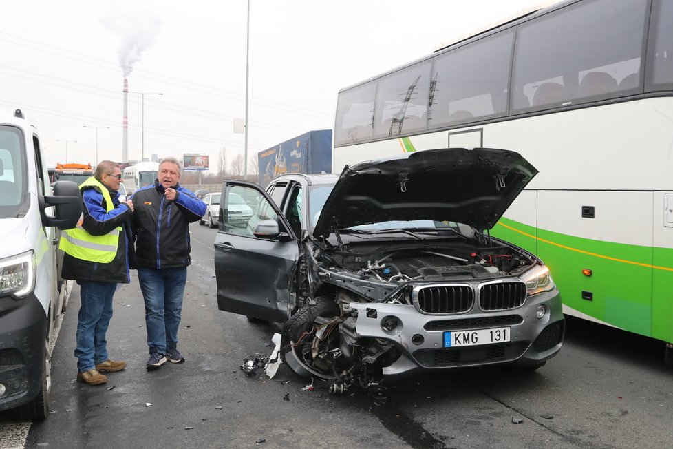 Policie na Pražském okruhu zastavovala řidiče s kradeným vozidlem. Uskutečnila zátaras, když ten nepomohl, padly výstřely. (4. březen 2023)