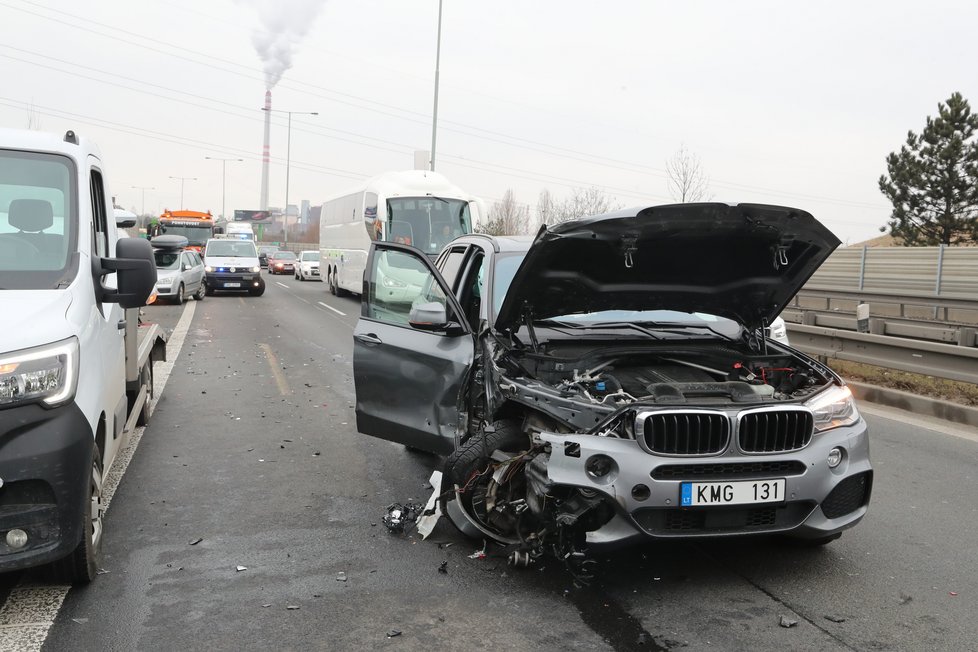 Policie na Pražském okruhu zastavovala řidiče s kradeným vozidlem. Uskutečnila zátaras, když ten nepomohl, padly výstřely. (4. březen 2023)