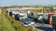 Na Pražském okruhu se srazily dva kamiony, na místě jsou zranění a dlouhé kolony. Úklid potrvá do večerních hodin.