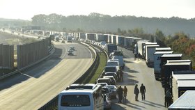 Praha dostane na silnice stovky milionů, nesmí ale zakázat průjezd kamionů metropolí. (Ilustrační foto)