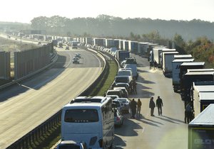 Praha dostane na silnice stovky milionů, nesmí ale zakázat průjezd kamionů metropolí. (Ilustrační foto)