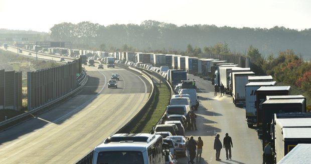 Praha dostane na silnice stovky milionů, nesmí ale zakázat průjezd kamionů metropolí. (Ilustrační foto)