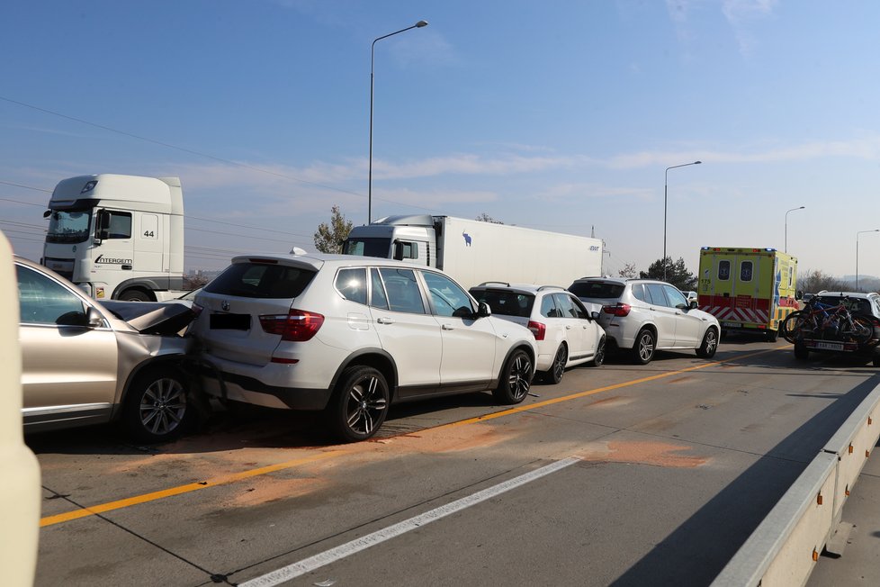 Na Pražském okruhu na 21. kilometru došlo k hromadné nehodě sedmi aut. (30. října 2021)