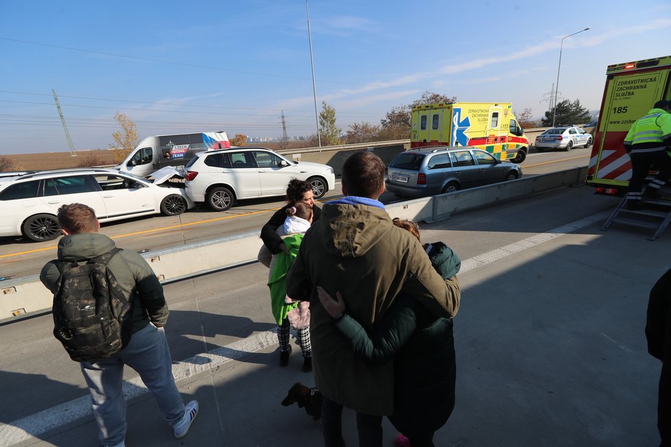 Na Pražském okruhu na 21. kilometru došlo k hromadné nehodě sedmi aut. (30. října 2021)