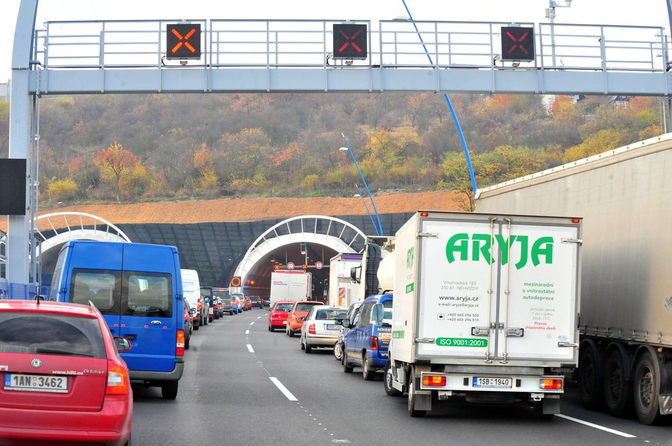 Dopravní komplikace na Pražském okruhu: Kvůli bouračce a dešti se tvoří kolony (ilustrační foto).