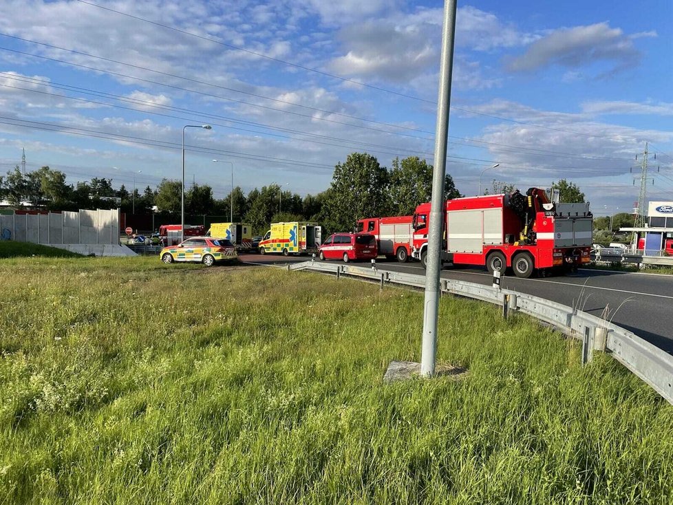 K havárii osobního vozu došlo na Pražském okruhu u sjezdu na obec Ořech. (8. červenec 2022)