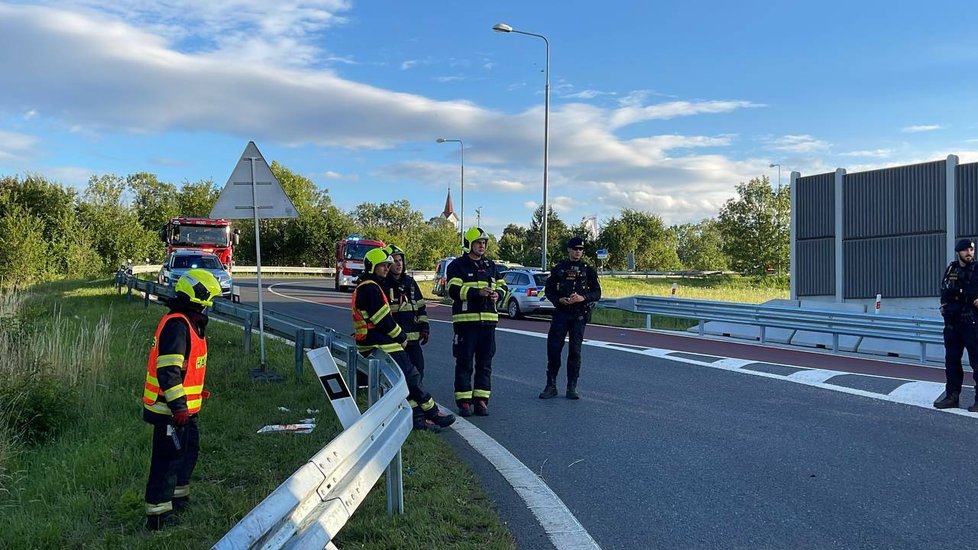 K havárii osobního vozu došlo na Pražském okruhu u sjezdu na obec Ořech. (8. červenec 2022)