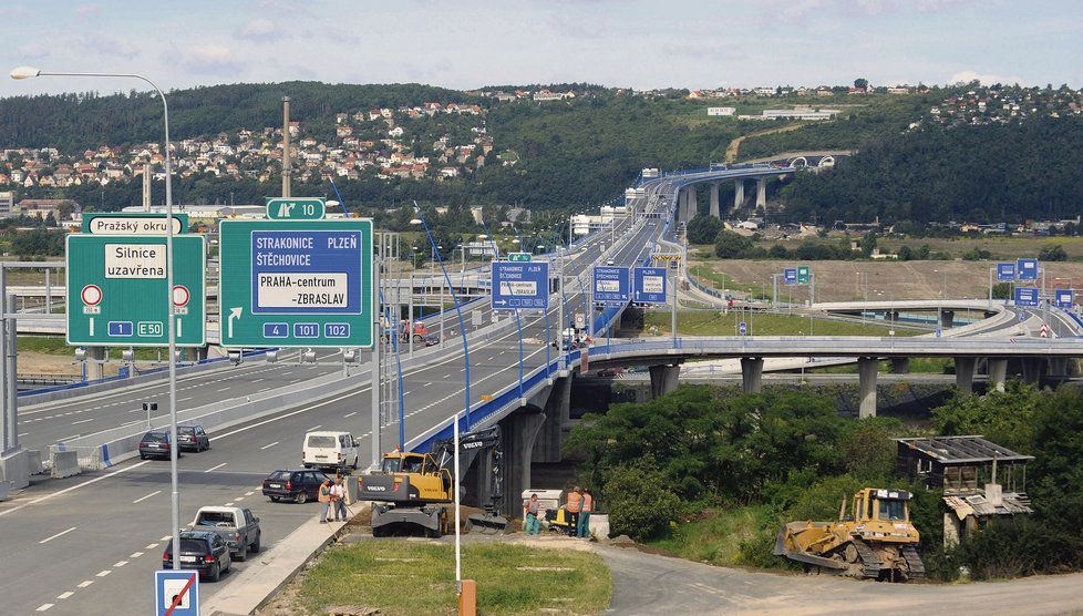 Estakáda v Lahovicích je vysoká až 80 metrů a přemosťuje Berounku i Vltavu.