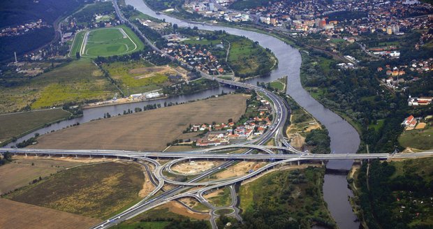 V Česku se staví 177 kilometrů dálnic a silnic 1. třídy. Experti: Jde to pomalu
