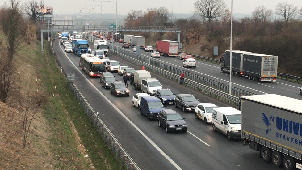 Člověka na Pražském okruhu srazilo auto.