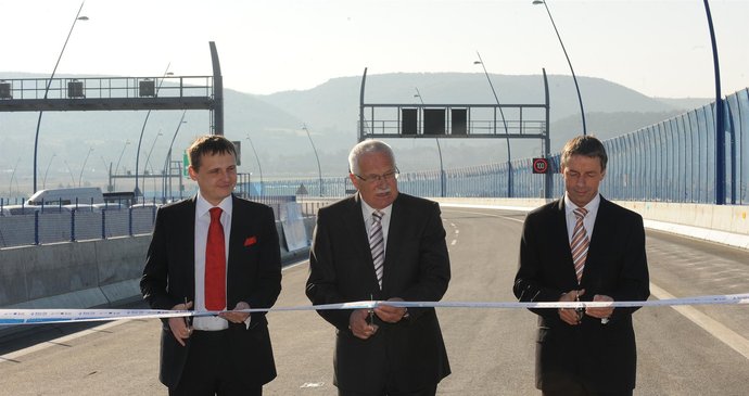 Václav Klaus na fotce, kterou si za rámeček jistě nedá: Se "zloduchy" Vítem Bártou a Pavlem Bémem při otevření nového pražského okruhu