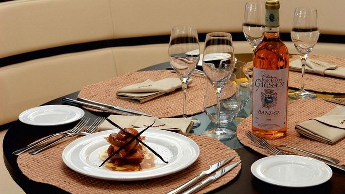 Pražský podnik spolupracuje s provensálským restaurantem Clémenta Bruna, jenž za své lanýžové
speciality získává už 20 let po sobě michelinskou hvězdu