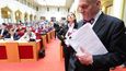 Pražský primátor Bohuslav Svoboda přichází na zřejmě poslední jednání ve své funkci