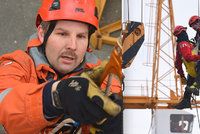 Tahání parkouristů i dělníků ze světlíků budov: Vladimír (43) prozradil, jak vypadá práce lezce u hasičů