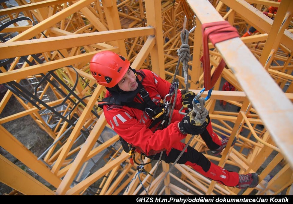 Pražští hasiči-lezci zasahují ve výškách i hloubkách.