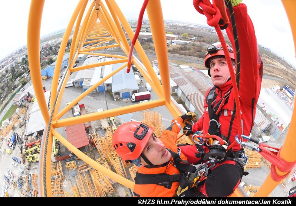 Pražští hasiči-lezci zasahují ve výškách i hloubkách.