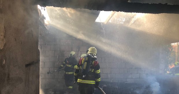 Hasiči zasahovali u požáru objektu ve Vršovicích, který obývají bezdomovci.