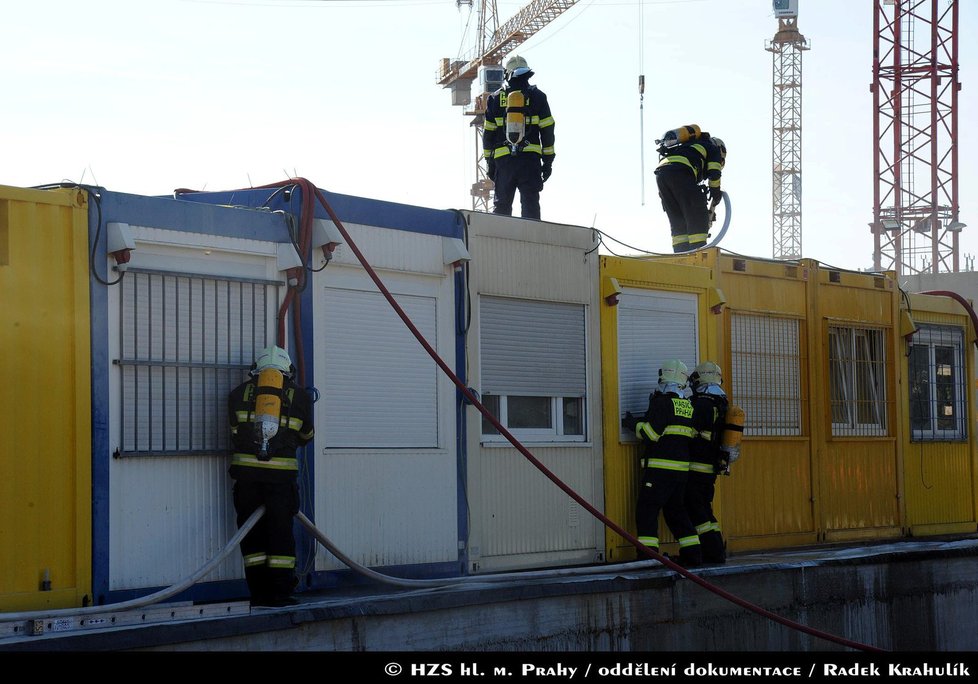 Pražští hasiči likvidovali požár stavební buňky na Císařském ostrově v Praze.