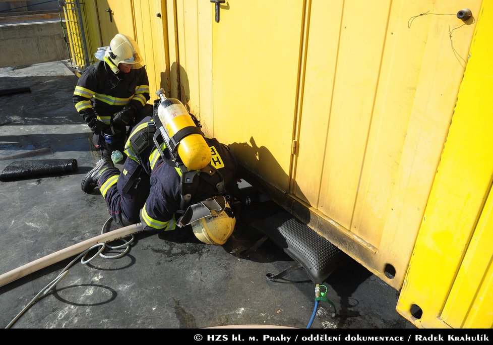 Pražští hasiči likvidovali požár stavební buňky na Císařském ostrově v Praze.