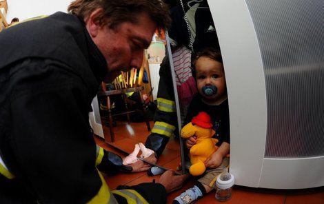 Klučina ze skříně trpělivě sledoval, jak si hasiči s jeho těžkou situací poradí.