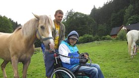 Sdružení Zajíček na koni pomáhá s podporou PRE již několik let dětem s handicapy rehabilitační jízdou na koni.