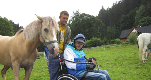 Sdružení Zajíček na koni pomáhá s podporou PRE již několik let dětem s handicapy rehabilitační jízdou na koni.