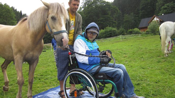 Sdružení Zajíček na koni pomáhá s podporou PRE již několik let dětem s handicapy rehabilitační jízdou na koni.
