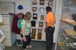 Návštěvníci muzea si prohlížejí historické měřicí přístroje.