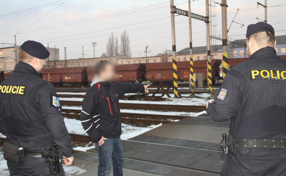 Policisté v Moravskoslezském kraji kontrolovali správné přecházení železnice. Během ledna přecházelo na zakázaných místech 39 lidí.