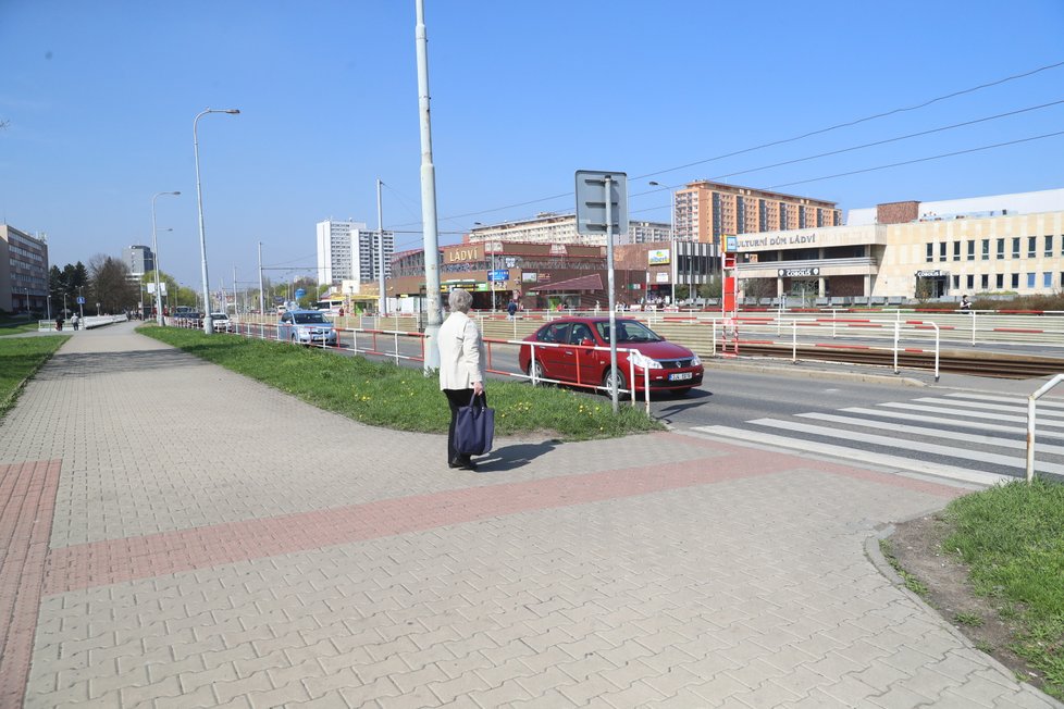 Přes přechod denně přejdou spousty dětí z okolních základních škol i maminky s kočárky.