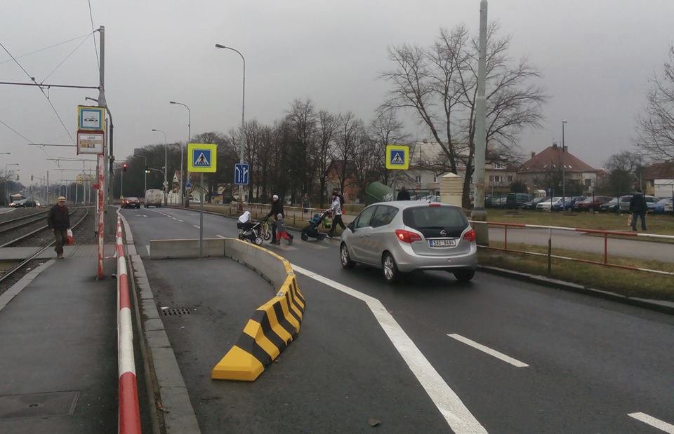 Takto vypadalo zúžení předtím, než bezpečnostní prvky nechala Praha 8 zrušit.