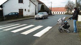 Řidič na Plzeňsku nacouval do ženy s kočárkem: Matka i dítě jsou v nemocnici (ilustrační foto)
