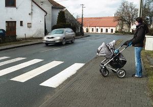 Řidič na Plzeňsku nacouval do ženy s kočárkem: Matka i dítě jsou v nemocnici (ilustrační foto)