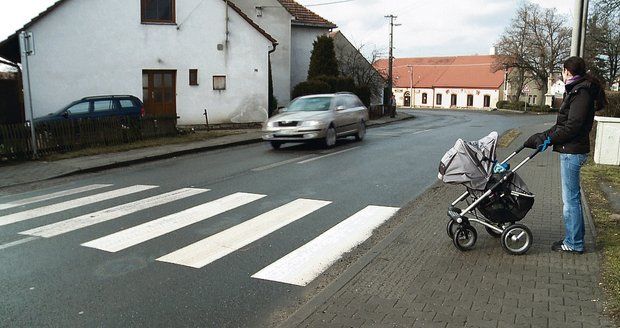 Řidič na Plzeňsku nacouval do ženy s kočárkem: Matka i dítě jsou v nemocnici (ilustrační foto)