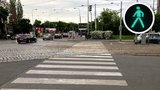 Nebezpečný přechod na Žižkově: Pět vteřin zelené pro chodce na sedm pruhů? I sprinter by měl co dělat