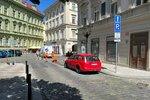 Praha 1 zrušila přechod a vytvořila parkovací stání