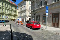 Praha 1 zrušila bezbariérový přechod u Uhelného trhu a vytvořila parkovací místo. Demagogie, zuří Scheinherr