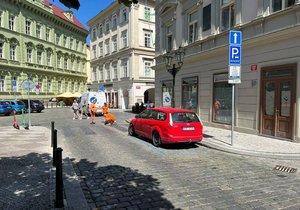 Praha 1 zrušila přechod a vytvořila parkovací stání