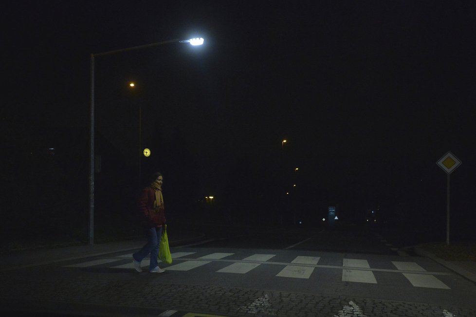 V jiné části ulice Pod Kotlářkou už je přechod osvícený.